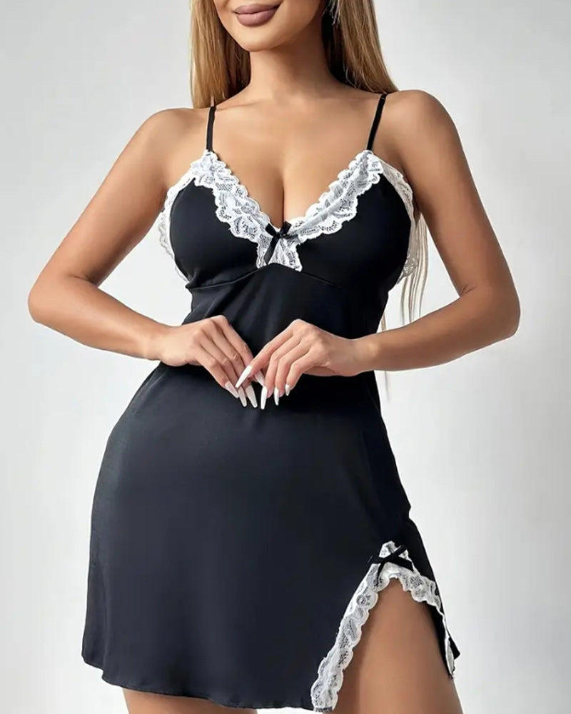 Modisches camisole-kleid mit einfarbiger spitze und schlitz