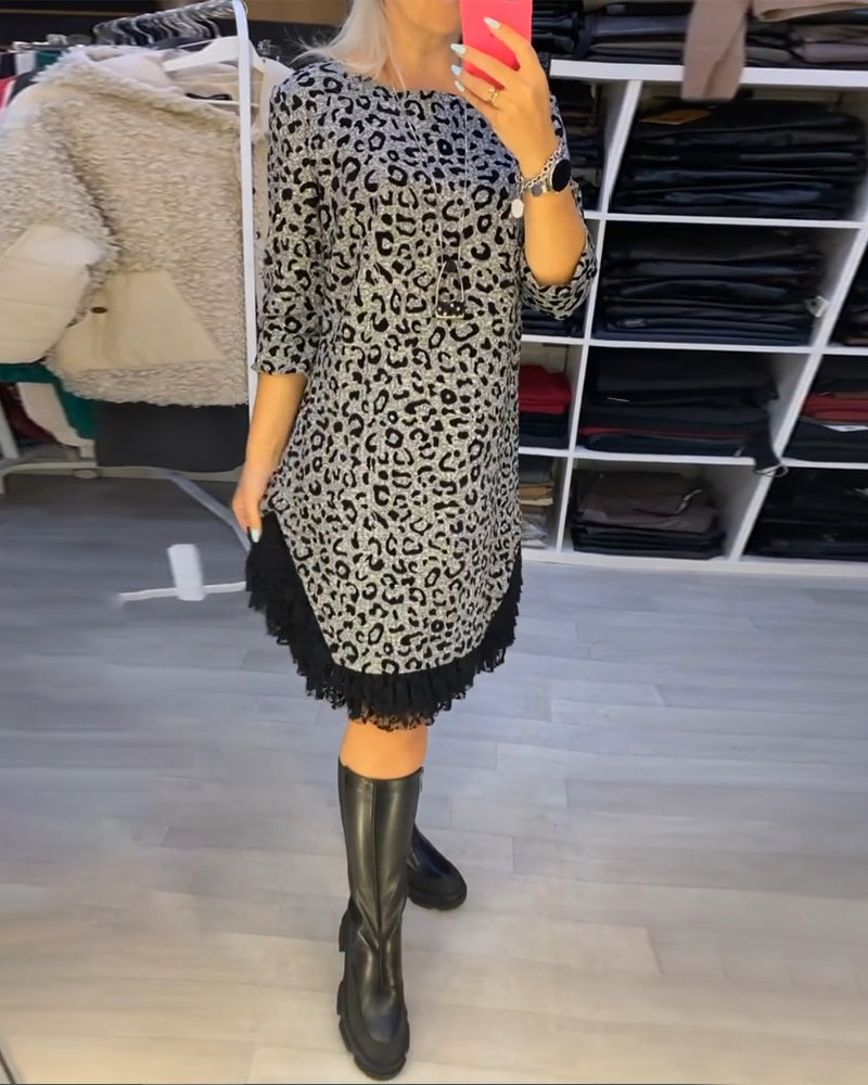 Schlankmachendes Kleid mit Leopardenmuster